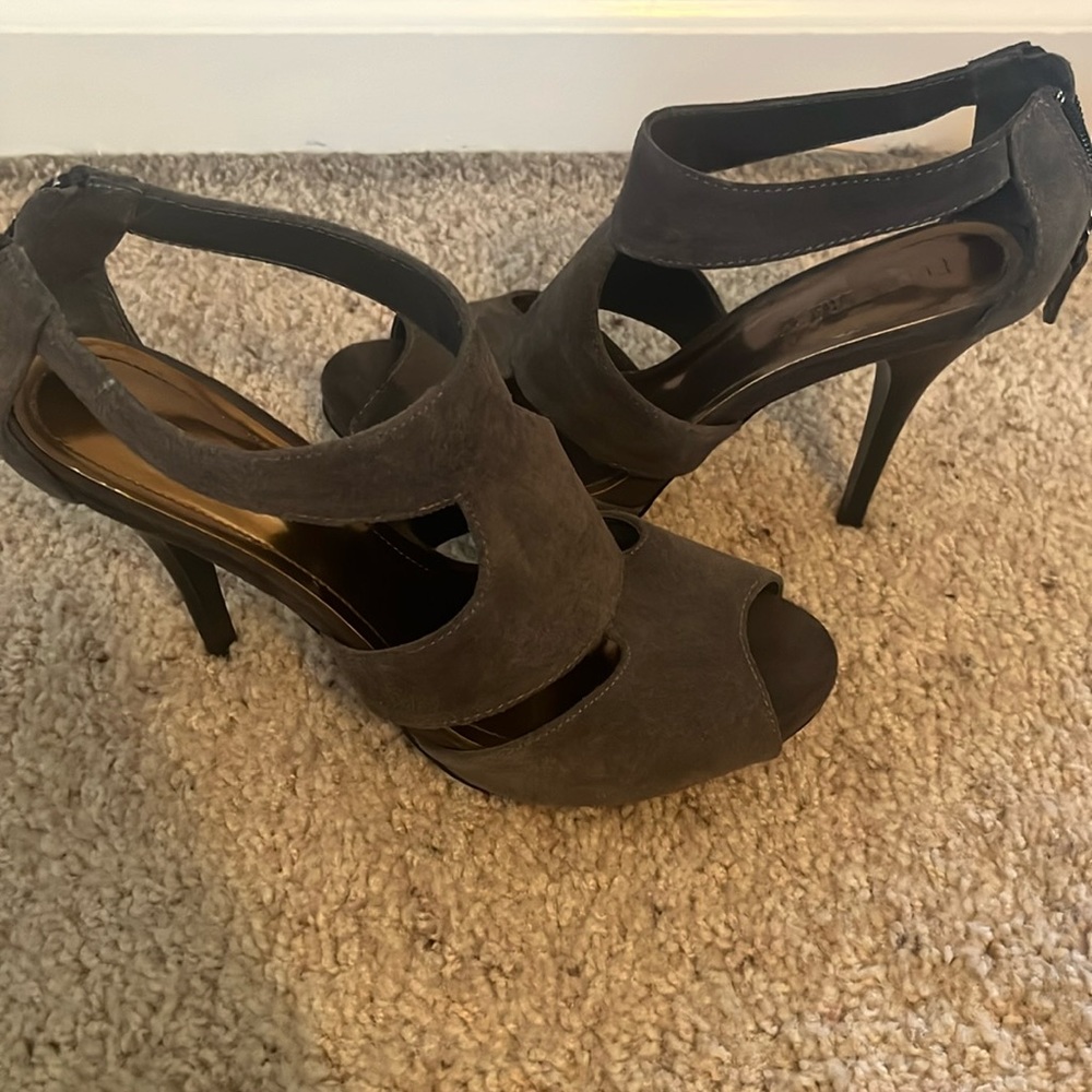 Ellen Tracy gray suede heel